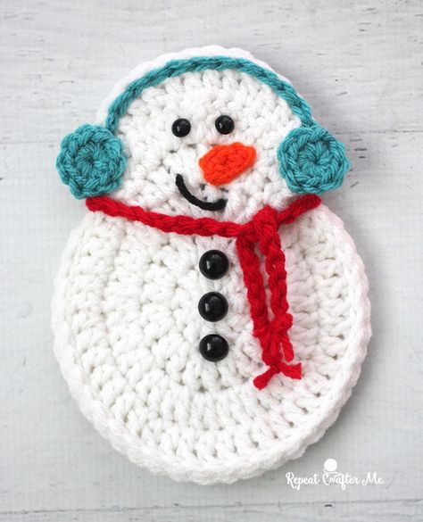 Learn how to crochet a flat snowman that can be used as a Christmas ornament, garland, or applique! This adorable crochet snowman is a must make.  From the Designer: "I got an e-mail from a reader asking if I could make a Crochet Snowman the same size as my Crochet Gingerbread so they could alternate them on some holiday garland. I thought this was a fabulous idea! So I updated my Crochet Snowman Applique into more of an ornament size!! And the two Christmas Buddies look so adorable together. Ge Crochet Flat Snowman, Christmas Ornament Garland, Snowman Applique, Crochet Gingerbread, Snowman Crochet, Christmas Crochet Patterns Free, Holiday Garland, Xmas Elf, Crochet Snowman