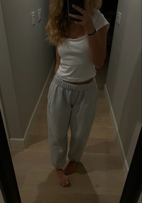 T Shirt And Sweatpants Outfits, Gray Sweats Outfit, How To Style Grey Sweatpants, Cute Outfits With Sweats, Outfits With Grey Sweatpants, Gray Sweatpants Outfit, Rosa Sweatpants, Simple Outfits For School, Sweats Outfit