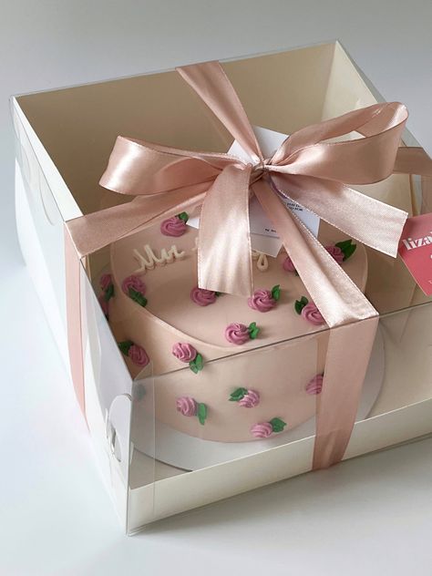 Cake Wrapping Ideas, Cake Boxes Packaging, Deserts Cupcakes, Amazing Food Platters, Gift Box Cakes, Mothers Day Cupcakes, Mini Torte, New Year's Cake, Mini Tortillas