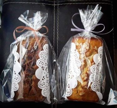 Bread Wrapping Ideas, Baked Goods Packaging Ideas, Cake Wrapping Ideas, Cake Packaging Ideas, Package Baked Goods, Baked Goods For Christmas, Bake Sale Displays, Food Gifts Wrapping, Gift Exchange Ideas