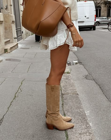 Après la pluie le beau temps (et les bottes en daim !) Et profiter des gambettes à l’air de l’automne ! Pull #sezane Jupe #isabelmarant Bottes #bobbies Sac #polene Style Aesthetic, The Twenties, Ootd, Clothes