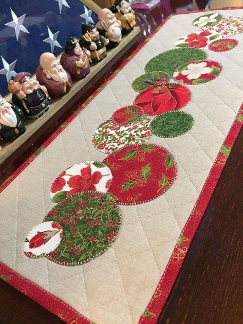 Christmas Runners Quilted, Christmas Quilts Ideas Free Pattern Table Runners, Patchwork Christmas Table Runner, Christmas Quilt Table Runner Patterns, Christmas Runners Table, Christmas Table Runner Ideas, Christmas Runners, Christmas Table Runners, Xmas Table Runners