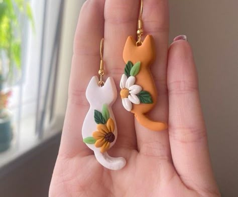 Clay Bakery, Cat Earrings Polymer Clay, Easy Clay Sculptures, Polymer Clay Cat, Clay Keychain, Polymer Clay Flower Jewelry, Diy Earrings Polymer Clay, Handmade Clay Jewelry, Polymer Clay Diy