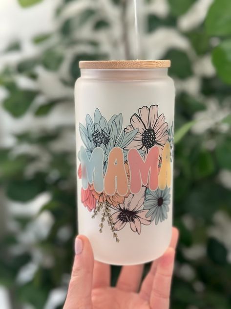 View GLASS CUPS by DesignsbyMJV on Etsy Mother’s Day Cups, Tumbler Ideas For Moms, Mom Cup Ideas, Sublimation Cup Ideas, Mama Cups, Sublimation Cups, Tumbler Cups Diy, Custom Cups, Mom Tumbler