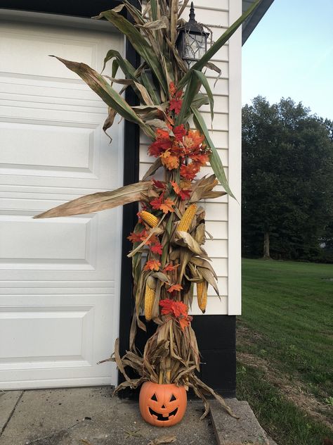 Corn Shocks Front Porches, Corn Stocks On Porch, Fall Corn Stalk Decor, Corn Stocks Decoration, Corn Stalks Front Porch, Decorating With Corn Stalks, Corn Stalks Decorations, Corn Stalk Decor, Outside Fall Decorations