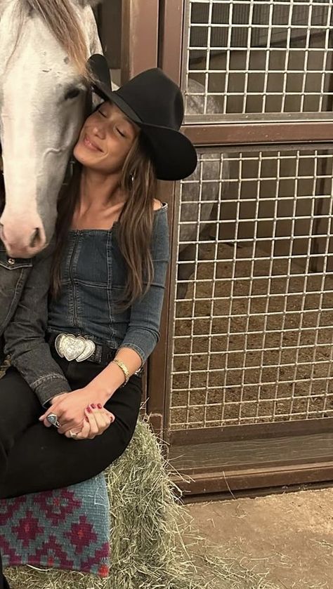 Bella Hadid Cowgirl, Cowboy Chic, Cowgirl Look, Bella Hadid Style, Nashville Outfits, Rodeo Outfits, Cowboy Outfits, Hadid Style, Model Inspo