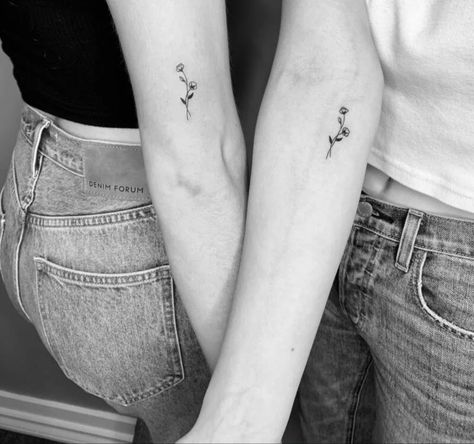 Small Matching Tattoos Flowers, Friendship Tattoos For 2 Best Friends, Sister Tattoos Dainty, Friendship Tattoos Flowers, Minimalist Matching Tattoos Sister, Delicate Matching Tattoos, Sister Simple Tattoos, Tiny Matching Tattoos Bff Best Friends, Small Matching Sister Tattoos For 2