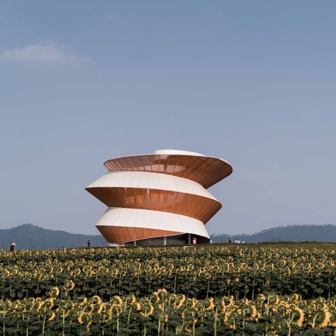 Spiral lookout tower gives views of the mountains in Shenzhen Round Building Architecture, Cylinder Architecture, Inverted Pyramid, Round Building, Lookout Tower, Round Tower, Parametric Architecture, Shenzhen China, Spiral Staircase