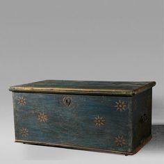 Chest Box Vintage, Wooden Box Decoration Ideas, Chest Painting, Painted Blanket Box, Painted Wood Chest, Turquoise Blanket, Bed Chest, Chest Furniture, Chest Design