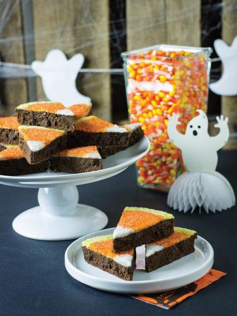 Candy corn gets a new look with these fun Halloween brownies. They are as pleasing to the eye as they are to the palate. Serve on a dessert table with jars filled with real candy corn. Salty Party Snacks, Halloween Food Snacks, Halloween Party Decor Diy, Easy Halloween Party, Halloween Entertaining, Halloween Templates, Halloween Cocktails, Decorating Home, Brownies Recipe