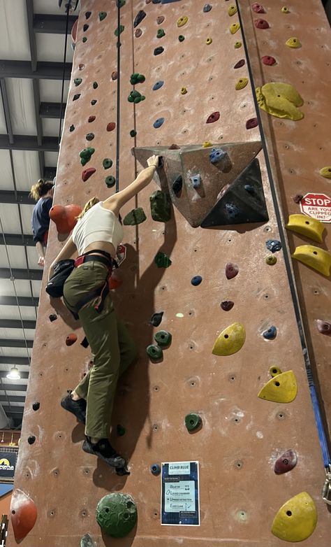 Rock Climbing Wall Aesthetic, Women Rock Climbing Aesthetic, Outdoor Exercise Aesthetic, Rock Climbing Gym Aesthetic, Climbing Astethic, Climbing Gym Outfit, Indoor Climbing Outfit Woman, Climbing Gym Aesthetic, Rock Climbing Aesthetic Outfit