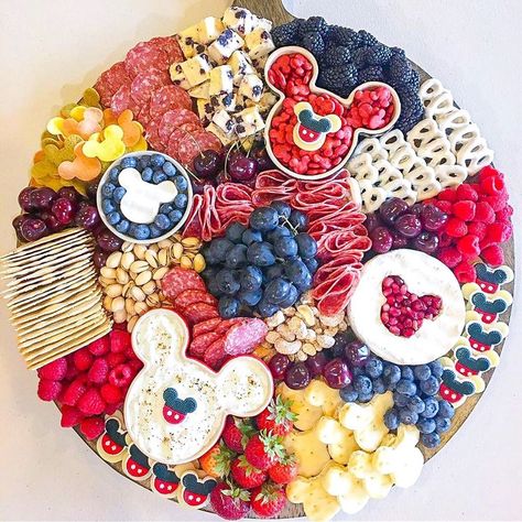 °o° The most magical charcuterie board made by 📷 @plattermeupcolorado . Perfect for a Mickey Mouse party or if you just want to add a… Charcuttery Boards, Charturie Boards, Mickey Shaped Food, Mickey Food, Party Boards, Disney Themed Food, Charcuterie Party, Disney Inspired Food, Mickey Mouse Bday