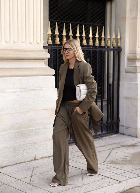 Statement Glasses, Party Dress Night, Glasses Outfit, Fall Suit, Nerd Glasses, Bottega Veneta Bag, Dress Night Out, Statement Art, Just Style