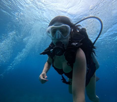 In the depths of the sea on Isla Mujeres you will find impressive reefs at more than 10 meters Scuba Diver Girls, Scuba Girl, Scuba Diver, Diver, The Sea, Diving, Quick Saves