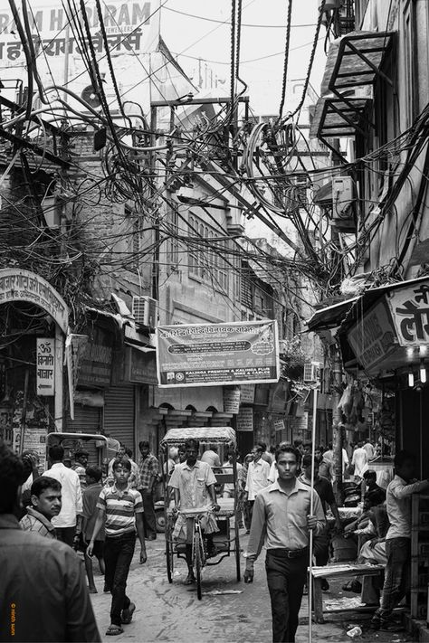 @ old town, new delhi, india. Punjab Culture, Hanuman Temple, Classic Photographers, Old Delhi, India Street, Composition Painting, Perspective Photography, Art Lifestyle, Old Street