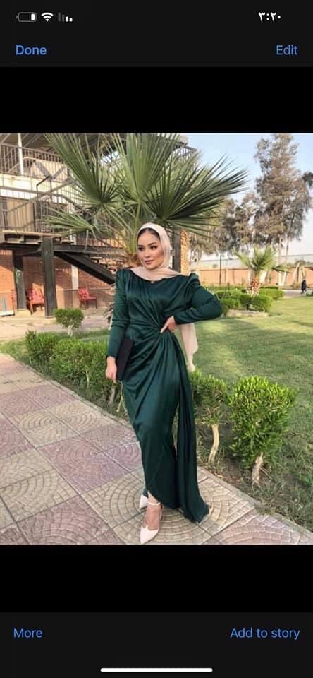 Green Soiree Dresses Hijab, Elegant Prom Dresses Long Silk, Green Satin Dress Hijab, Swareh Dress, Hijabi Green Dress, Dark Green Hijab Outfit, Hijabi Dresses Soiree Satin, Emerald Green Dress Hijab, Green Dress Hijab Outfit