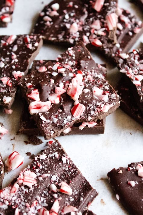 Chocolate Peppermint Bark Recipe, Peppermint Desserts, Peppermint Forest, Chocolate Bark Christmas, Homemade Peppermint Bark, Peppermint Dessert, Peppermint Bark Recipes, Dark Chocolate Bark, Chocolate Peppermint Bark