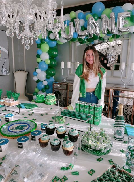 Green Graduation Party, College Announcements, Grad Party Theme, Blue Graduation Party, Graduation Party Table, Trunk Party, White Party Decorations, Green Waves, Senior Graduation Party