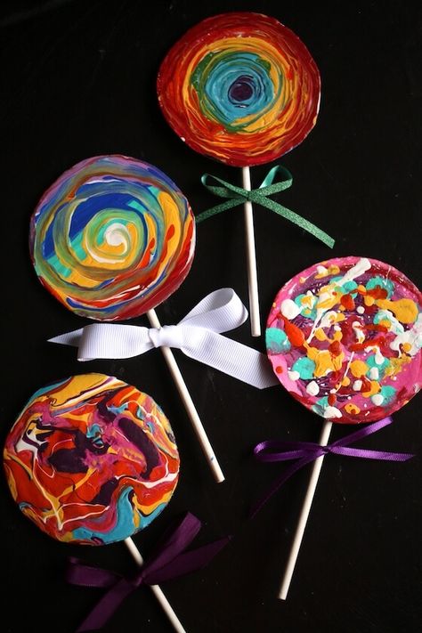 Crafting with kids doesn't get any easier than this beautiful homemade lollipop ornament. This colourful Christmas craft for is a creative art activity that lets kids create and experiment with different painting techniques. Just paint your lolly, add a stick and a bow and hang it on your Christmas tree. #HappyHooligans #ChristmasCraftsForKids #ChristmasCraftsForPreschool #DaycareCrafts #AcrylicPaint #HomemadeOrnaments #Lollipops #PaintTechniquesForKids #CardboardCrafts #CandyCrafts Candyland Arts And Crafts, Lollipop Art And Craft, Candyland Stem Activities, Lollipop Activities For Preschoolers, Lollipop Classroom Door, Wonka Crafts For Kids, Candyland Lollipops Diy, Willy Wonka Art Projects For Kids, Cardboard Lollipops