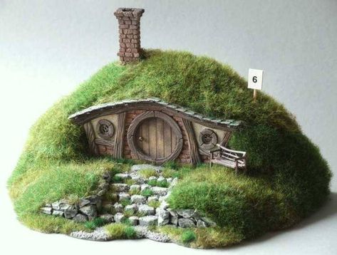 Casa Do Hobbit, Hobbit Houses, Casa Hobbit, Garden Houses, Fairy Garden Designs, Fairy Furniture, Faeries Gardens, Fairy Tree, Hobbit House