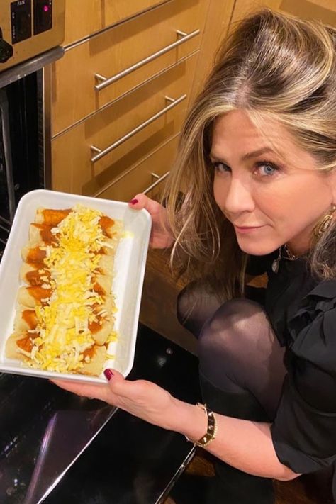 Thanksgiving: Jennifer Aniston cooks 'f**king Friendsgiving enchiladas' for Jimmy Kimmel a year after his rant Jennifer Aniston Diet, Enchiladas Mexicanas, Aniston Jennifer, Friendsgiving Dinner, Jennifer Aniston Style, Jennifer Aniston Hot, Jen Aniston, Courtney Cox, Justin Theroux