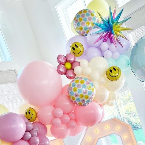 Smiley Birthday Theme Decoration, Happy Face Birthday Party Ideas, Smiley Birthday Theme, Smiley Face Birthday Cake, Smiley Face Party, Smile Birthday, 12th Birthday Party Ideas, Birthday Smiley, Sibling Birthday Parties