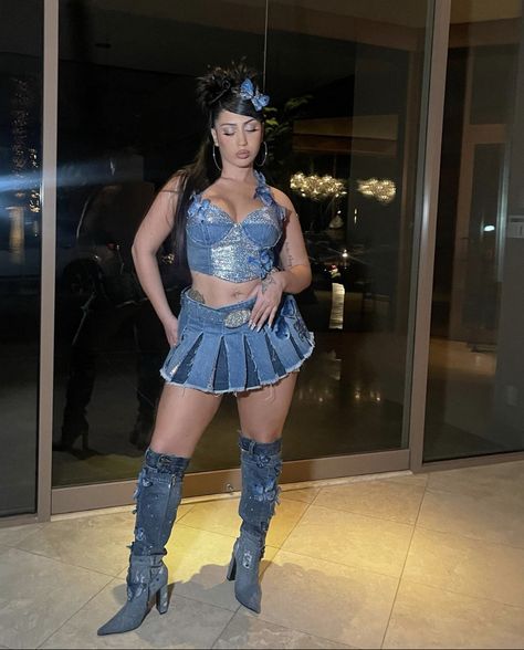 Kali Uchis Coachella, Kali Uchis Inspired Outfits, Kali Uchis Outfit Ideas, Bratz Aesthetic Outfit, Weekend Music, Coachella Outfits, Coachella Dress, Kali Uchis, Coachella Fashion