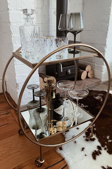 Small Bar Ideas, Gold Drinks, Vintage Bar Carts, Drinks Trolley, Bar Cart Decor, Bar Set Up, Whiskey Decanter, Home Bar Decor, Apartment Furniture