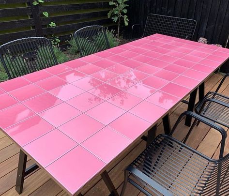 Tiled Outdoor Table, Pink Dining Table, Balcon Mic, Table Design Ideas, Tile Table, Casa Vintage, Pink Tiles, Pink Table, Backyard Inspo