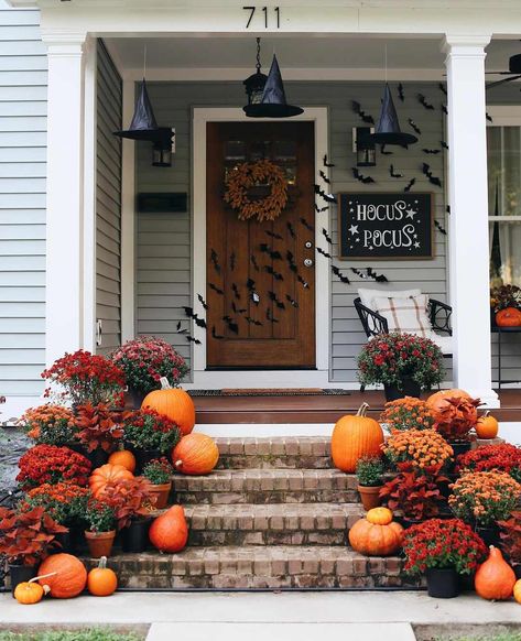 52 Fall Front Porch Decorating Ideas to Get Your Home Ready for Autumn in a Snap Front Porch Decorating Ideas, Front Porch Decor Ideas, Halloween Front Doors, Porch Pumpkins, Porch Flowers, Halloween Front Porch Decor, Porch Decorating Ideas, Fall Decor Inspiration, Fall Front Porch Decor