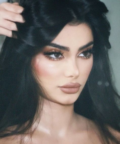 Arab Girl Makeup, Arab Eye Makeup, Arabic Make-up, Country People, Arabic Makeup, Prom Eye Makeup, Deep Plum, Girly Accessories, Pink Makeup