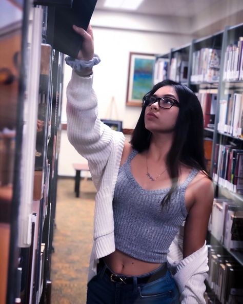 90s Nerd Aesthetic, Geek Girl Aesthetic, Nerdy Girl Aesthetic, Nerdy Woman, Nerd Woman, Aishah Sofey, Nerdy Aesthetic, Grade Goals, Nerd Aesthetic