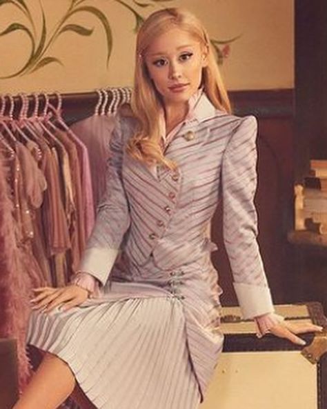 ♡ ohhhh this outfit 😍 Video Game Outfits, Ariana Instagram, Glinda The Good, Designer Jackets For Men, Shearling Jacket Women, Gentleman Outfit, Wicked Musical, Glinda The Good Witch, Latest Trend