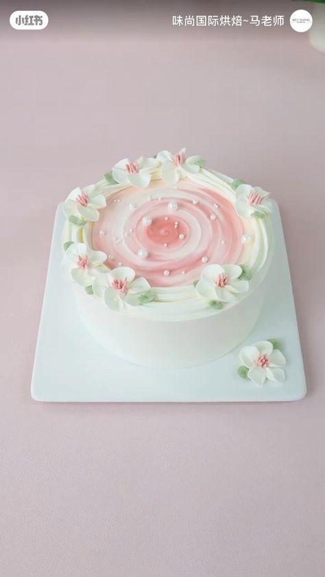 刘颖颖 (@pieceofcakehalifax) • Instagram photos and videos Vintage Themed Cake, Flower Theme Cake, Flower Themed Cake, Bento Cakes, Vintage Birthday Cakes, Cake Cafe, Cupcakes Decorados, Cafe Ideas, Bento Cake