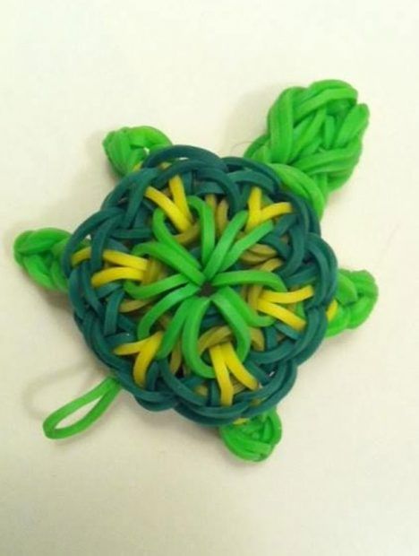 Loom band turtle Loom Band Ideas, Loom Band Animals, Rubber Band Charms, Loom Band Charms, Rainbow Loom Animals, Loom Bands Designs, Weaving Bracelets, Loom Animals, Loom Bands Tutorial