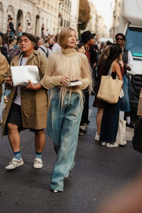 See What the Models Are Wearing Off-Duty During Paris Fashion Week S/S 24! Days 3-5 – Of The Minute Pfw Street Style, Los Angeles Street, Denim Street Style, Nyc Fashion Week, Milan Street Style, Australia Fashion, Fall Pants, Paris Fashion Week Street Style, Fashion Week Street Style