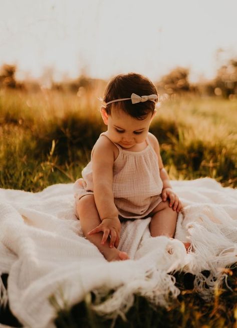 I Year Old Photo Shoot, Boho One Year Old Photoshoot Outdoor, One Year Old Field Pictures, Fall 1 Year Pictures, Simple First Birthday Photoshoot Outside, 1 Year Photoshoot Ideas Outside, First Birthday Photo Shoot Ideas Fall, First Birthday Fall Photoshoot, Outdoor Toddler Photoshoot