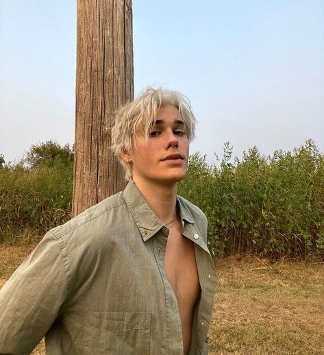 Platnium Blonde Hair, Platinum Blonde Hair Men, White Hair Men, Bleached Hair Men, Short Platinum Blonde Hair, Rowan Whitethorn, Men Blonde Hair, Blonde Dye, Hair Pale Skin