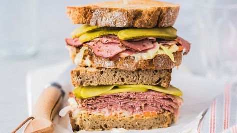 Aus New York kommt großartiges Comfort Food wie das Pastrami-Sandwich oder vor Schokolade triefender Kuchen. Mitgebracht haben diese Rezepte Einwanderer aus aller Welt. Pastrami Sandwich, Sandwich Restaurant, Gourmet Sandwiches, Boat Food, Man Food, Soup And Sandwich, New Cookbooks, Sandwich Recipes, Photographing Food