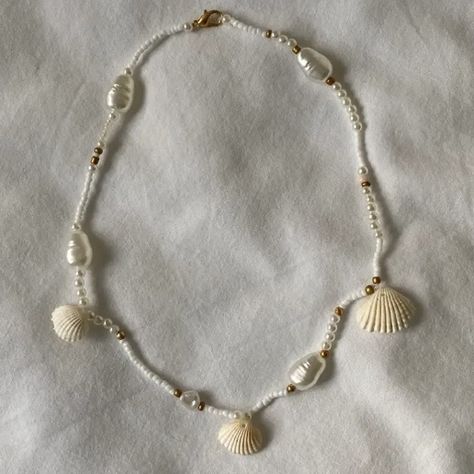 Beaded Bracelets With Shells, Coastal Granddaughter Beaded Jewelry, Sea Shell Bracelet Aesthetic, Seashell Beaded Bracelet, Beach Jewellery Aesthetic, She’ll Bracelet, Necklace With Seashells, Beach Shell Necklace, Shell Jewellery Diy