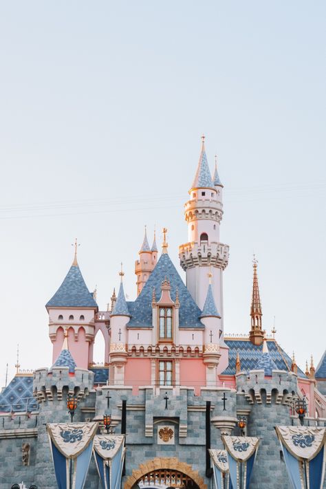 Disneyland Castle Aesthetic, Disneyland California Castle, Disneyland California Aesthetic, Disney Moodboard, Disney Castles, Park Aesthetic, Disneyland Castle, Castle Aesthetic, Disneyland California