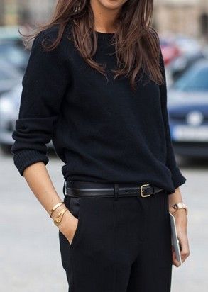 Matching the colour of your clothes and accessories gives a cool, casual look. Minimalisticky Chic, Hair Minimal, Black Cashmere Sweater, Classic Hair, Paris Mode, Minimal Classic, Paris Fashion Week Street Style, Stil Elegant, Mode Casual