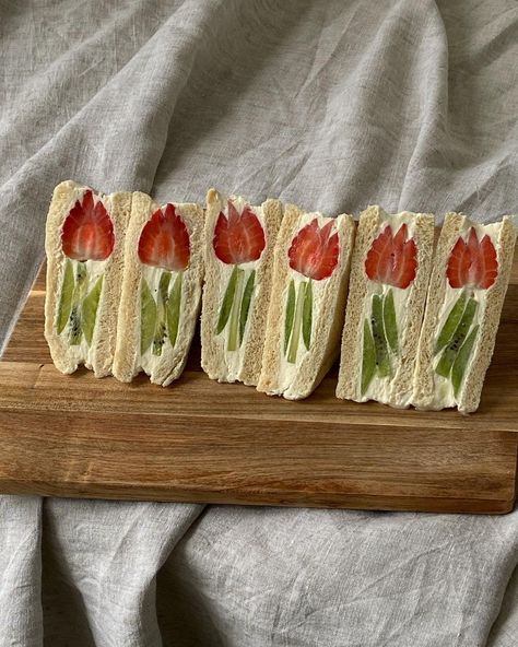 WOOL AND THE GANG on Instagram: “Tulip sandwiches 💐 via @celineyrs #WoolAndTheGang #Crochet #CrochetAddict #CrochetLove #CrochetersOfInstagram #Crocheted #CrochetLover…” Fruit Sandwich, Fairy Tea Parties, Lunch Inspiration, 귀여운 음식 그림, Tea Sandwiches, Spring Theme, Spring Recipes, Fruit And Veg, Food Presentation