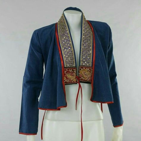 Traditional Coats For Women, Shrug Top Outfit, Indian Jackets, Hmong Clothes, Batik Fashion, Frock Coat, Unique Blouse Designs, Stylish Blouse Design, Unique Blouse