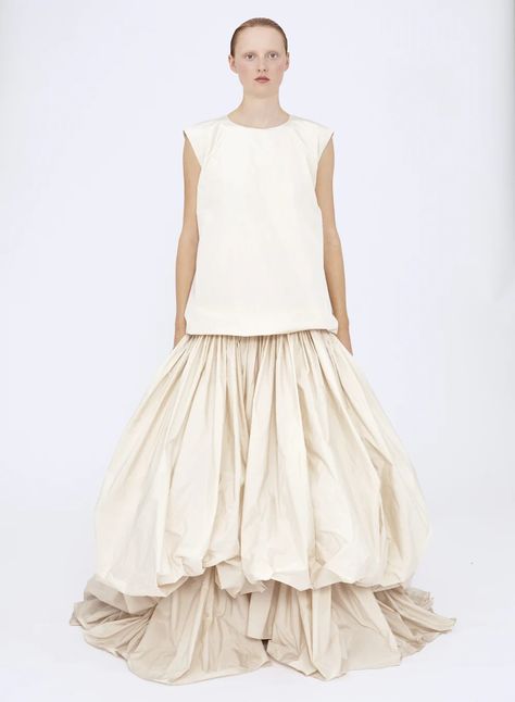 Bubble Skirt Runway, How To Create A Fashion Collection, Taffeta Gathered Skirt, Spanish Cream, Painted Ballerina, Full Skirt Outfit, Dramatic Clothes, Skirt Runway, Summer 2023 Runway