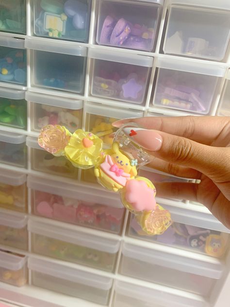 Decoden Claw Clip, Kitty Makeup, Decoden Case, Spring Fair, Hello Kitty Makeup, Decoden Phone Case, Kawaii Things, Crochet Hair Accessories, Hair Accessories Collection