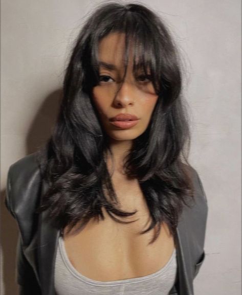 Wispy Bangs Hairstyles, Black Hair Bangs, Hairstyles Tiktok, Wavy Layered Hair, 90s Haircuts, Prom Hair Medium, Black Wavy Hair, Messy Haircut, Black Hair Dye