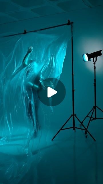 Color Backdrop Photoshoot, Photoshoot Set Up Studio Lighting, Studio Shoot Lighting, Backdrop Ideas Photography, Plastic Photoshoot, Blue Lighting Photoshoot, Nighttime Photoshoot Ideas, Colour Gel Photography Studio Lighting, One Light Photography Setup