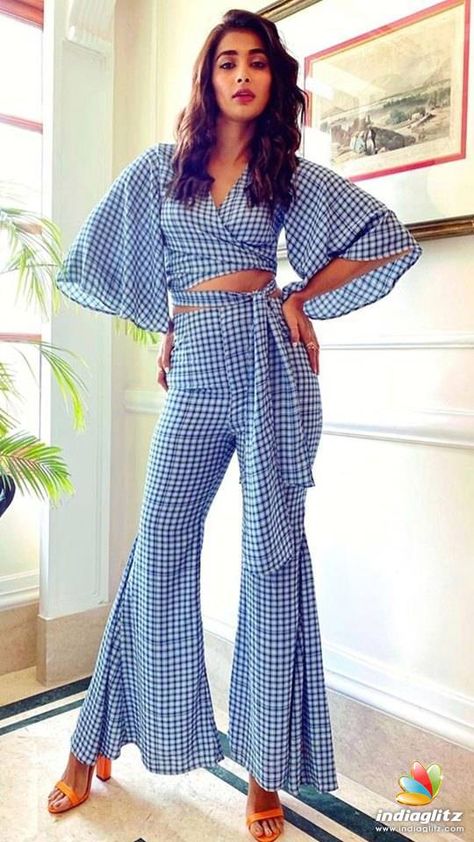 Pooja Hegde Retro Theme Outfit, Retro Theme Dress Indian, Retro Theme Dress, Housefull 4, Retro Bollywood, Bollywood Cinema, Pooja Hegde, Bollywood Photos, Theme Dress