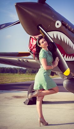 Carnivorous Plane! Warbirds Pinups, Photo Avion, P 40 Warhawk, Arte Pin Up, Pinup Photography, Aircraft Nose Art, Pin Up Girl Vintage, Wwii Fighters, Pin Up Models